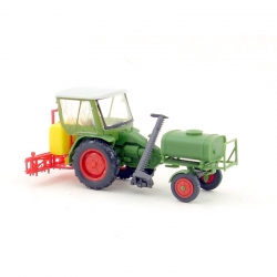 H0 - traktor s lištou a postřikem