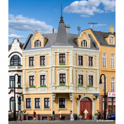 H0 - rohový dům na týdenním trhu